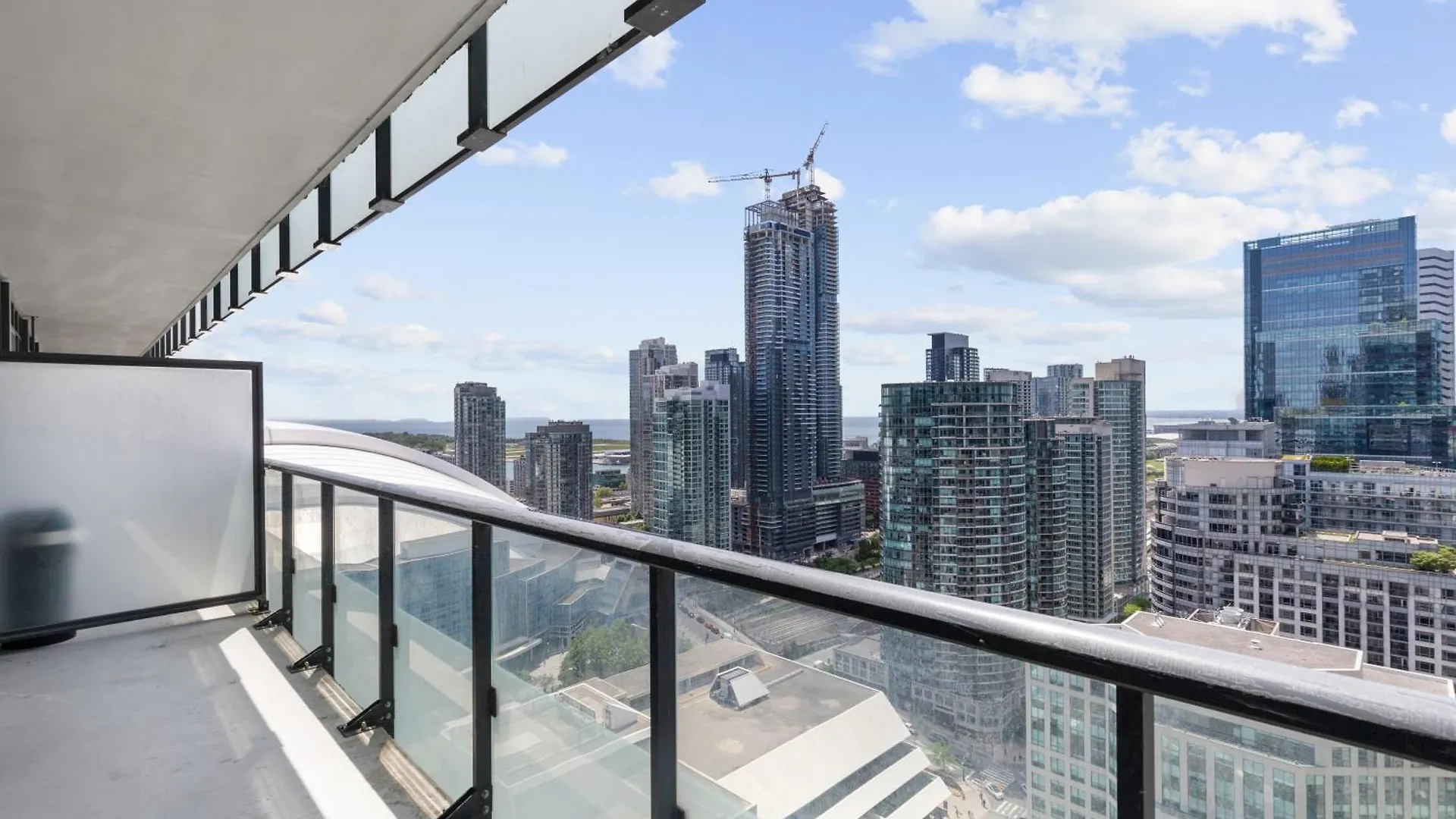 Executive Suite-Lakeview-Free Parking Toronto
